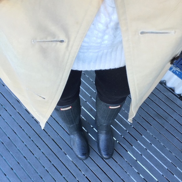 rainy day look with trench and boots
